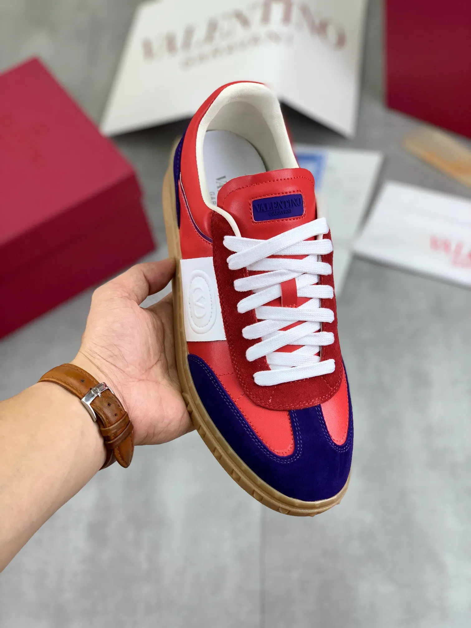 Men's Men's Shoes P520 New Couple Style Valentino Valentino 2025/UPVILLAGE Couple Casual Sports Shoes Moral Training Shoes 🆚Professional high-end, perfect replica, first-class quality, all made of original 1:1 materials, exclusive mold opening! 🎁Full set of high-end packaging at the counter ✔️Fabric: high mercerized cowhide ✔️Outsole: TPU material outsole ✔️Size: female 35-40 male 39-45 (female 41 male 38.46) 🆚All details are customized at 1:1 mold, striving for perfection!